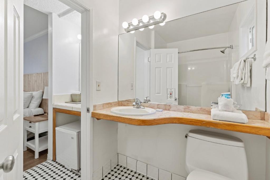 King Bedroom Suite – 2 Beds