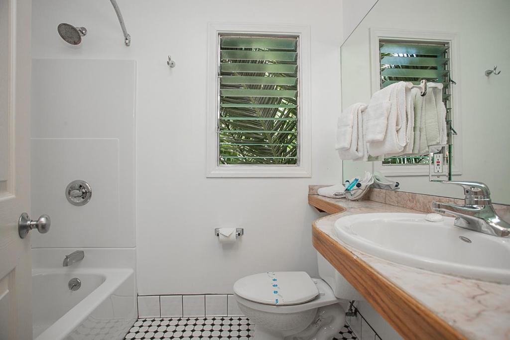 King Bedroom Suite – 2 Beds