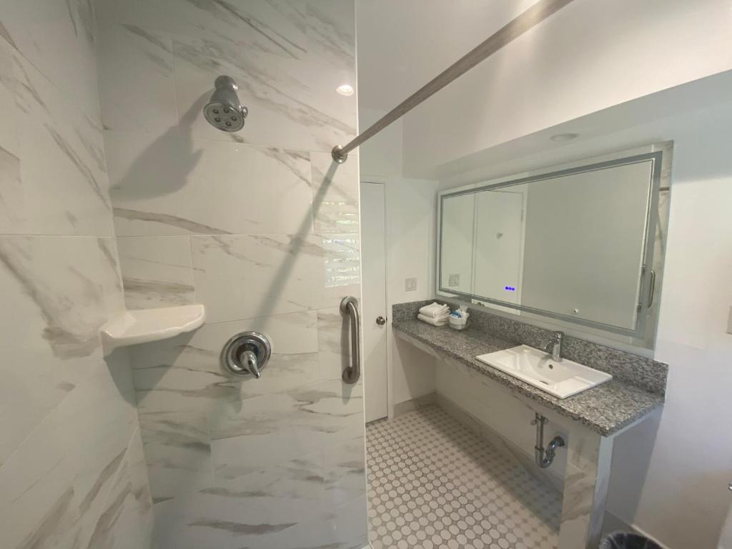 King Bedroom Suite – 2 Beds