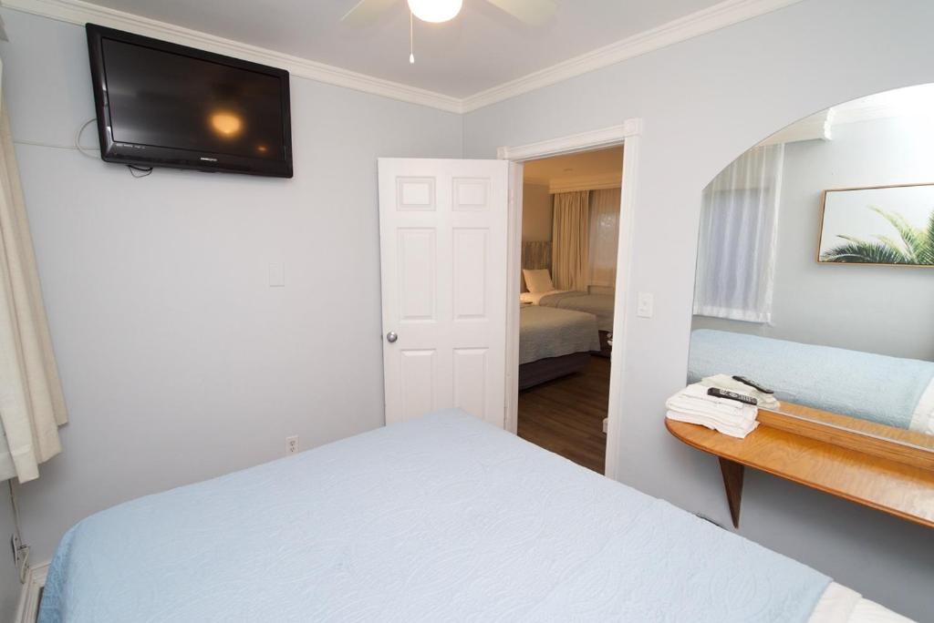 King Bedroom Suite – 2 Beds