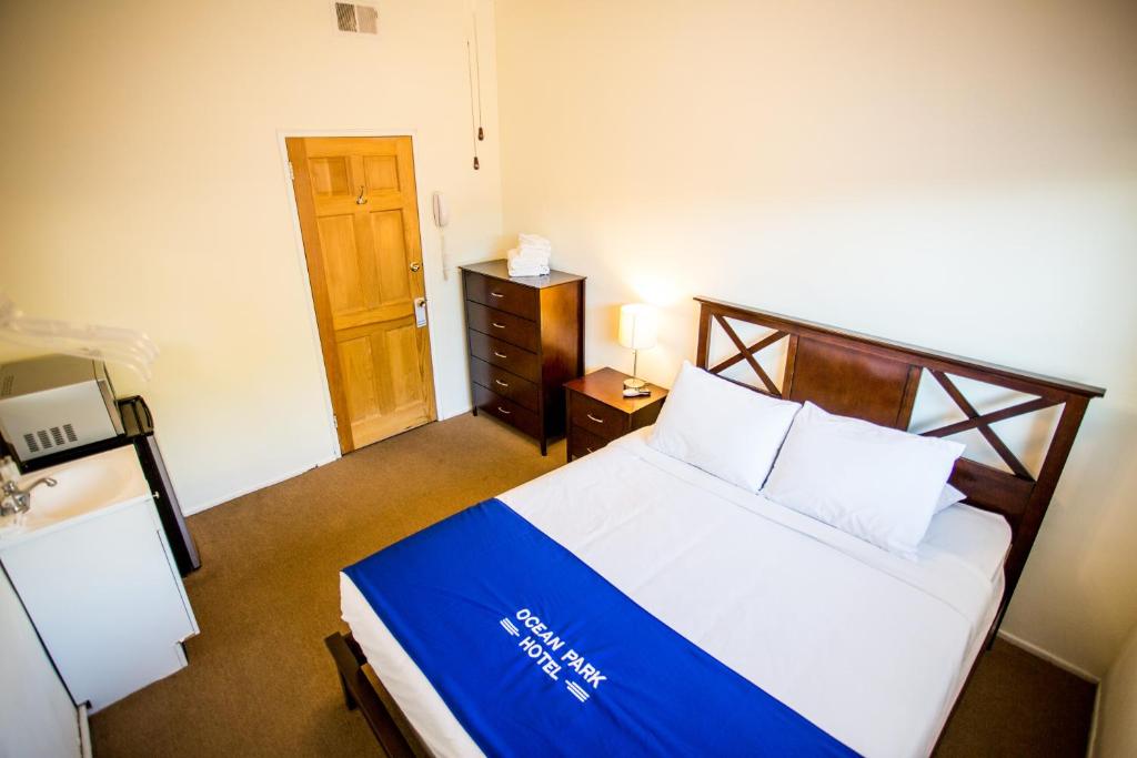 Queen Room with Shared Bathroom ADA