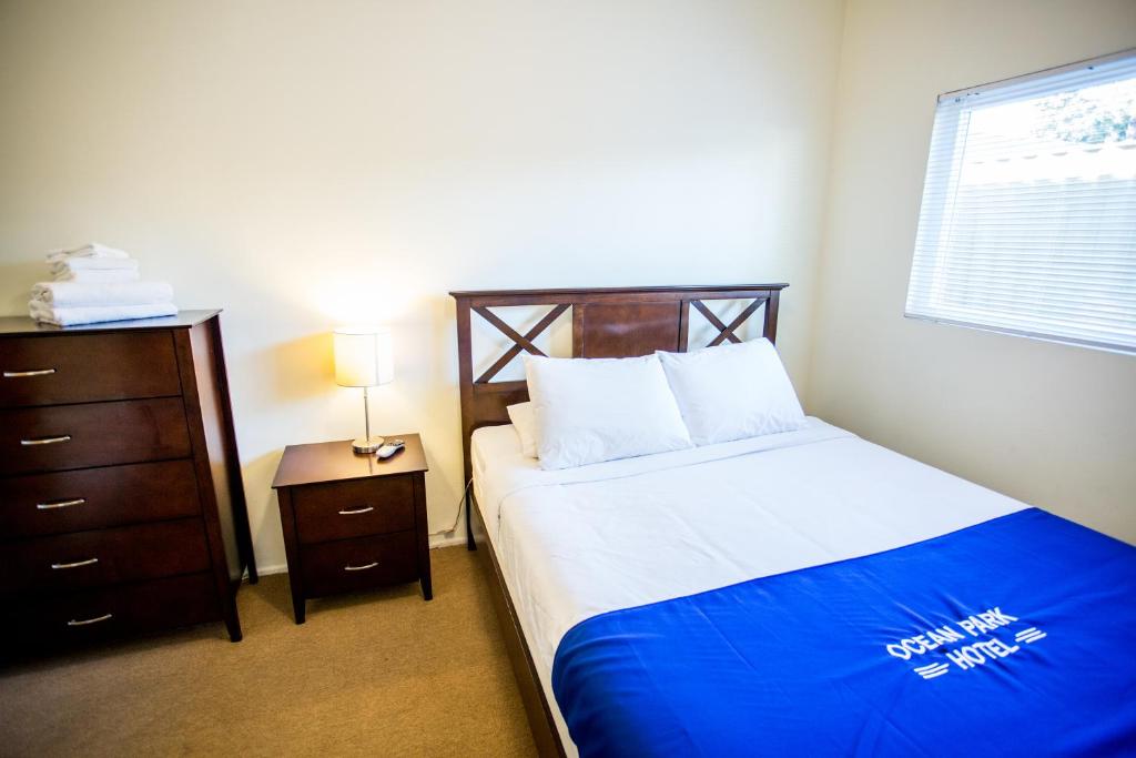 Queen Room with Shared Bathroom ADA