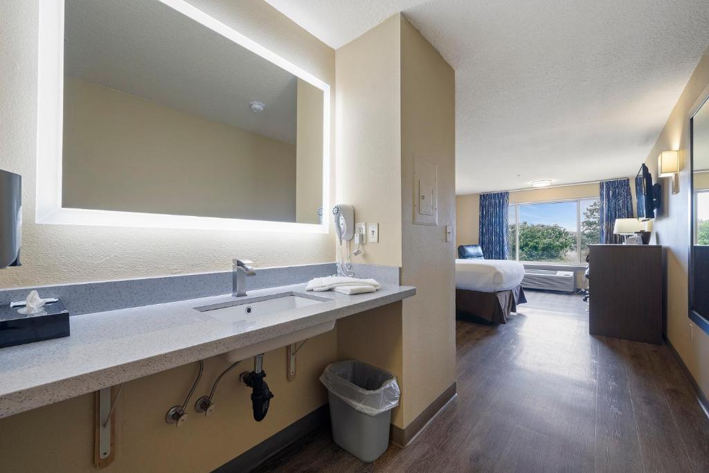 Queen Room – Disability Access No View