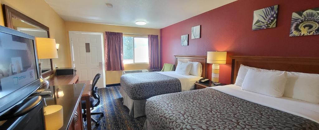 Deluxe Queen Room with Two Queen Beds – Non-Smoking