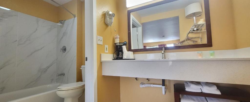 Deluxe Queen Room with Two Queen Beds – Non-Smoking