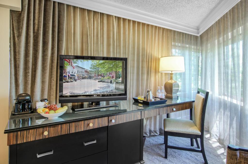 Deluxe Room -1 Queen Bed