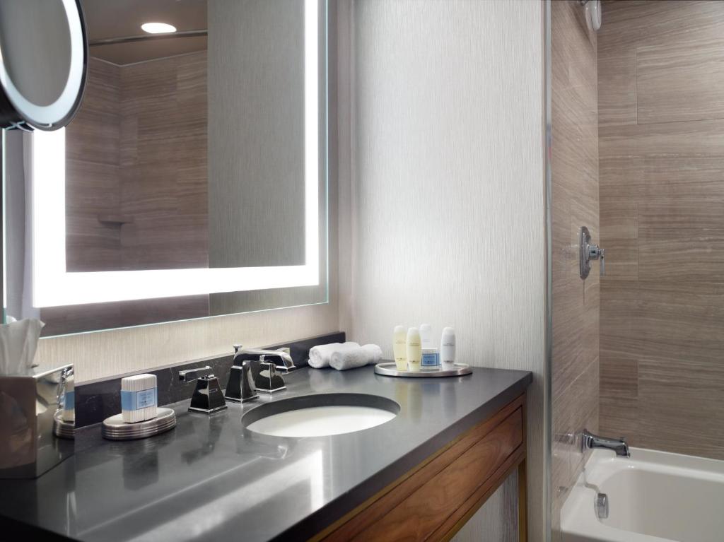 Premier Room – 1 Queen Bed