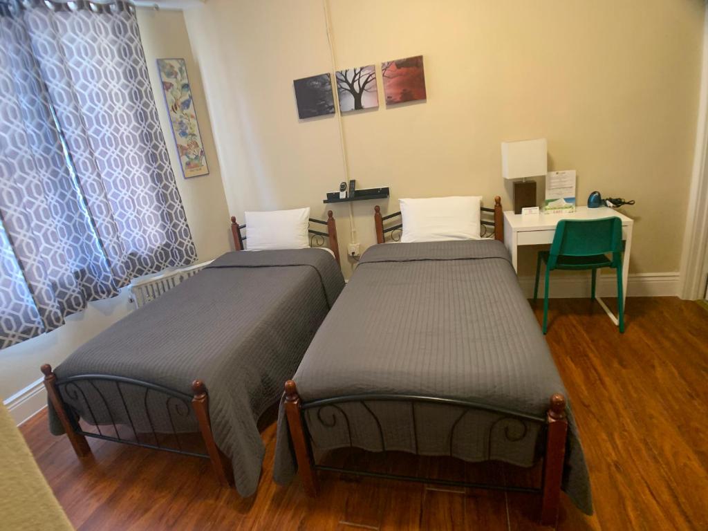 Twin Room with Shower