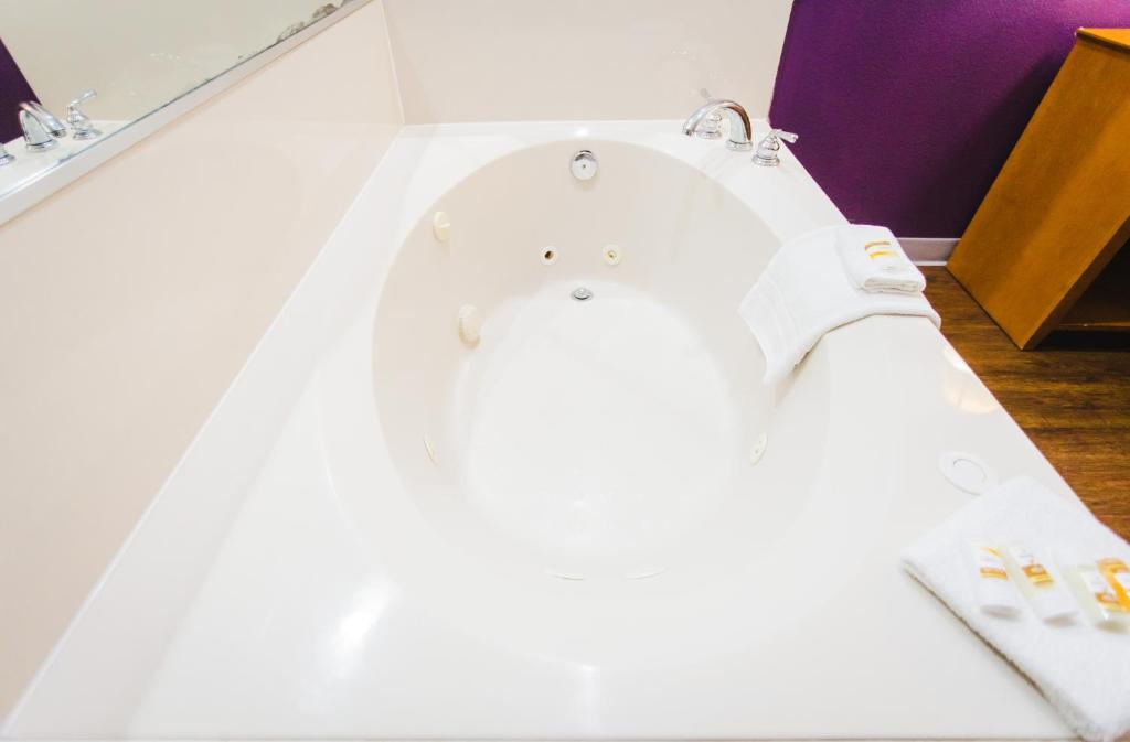 Standard King with Jacuzzi