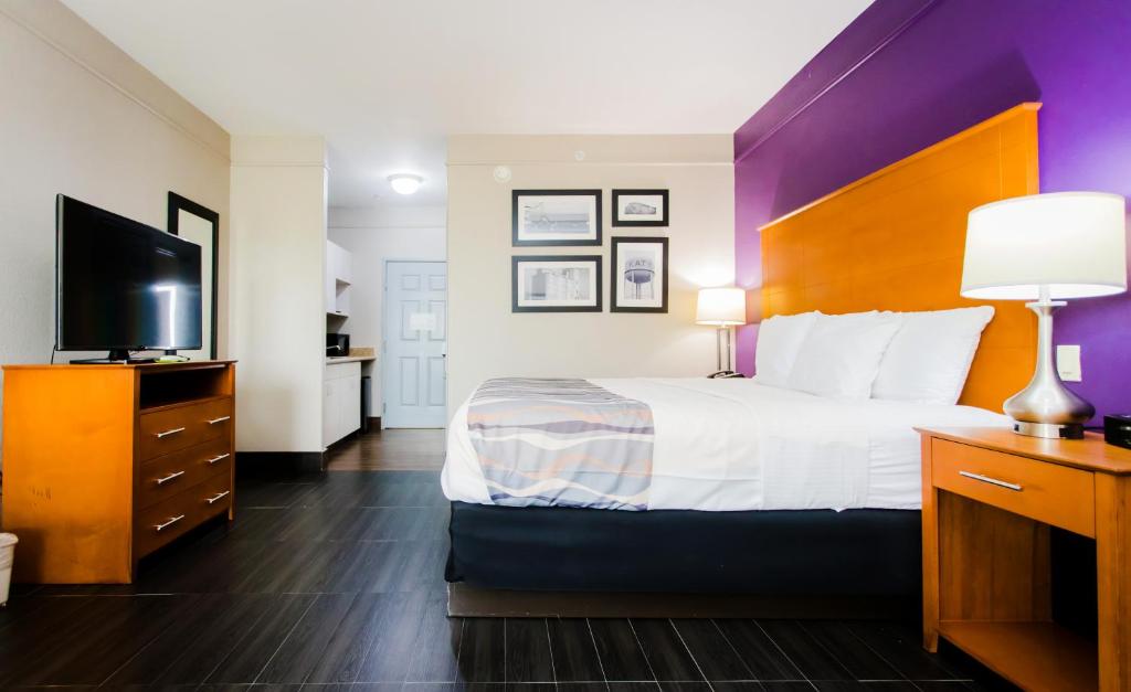 Standard King with Kitchenette