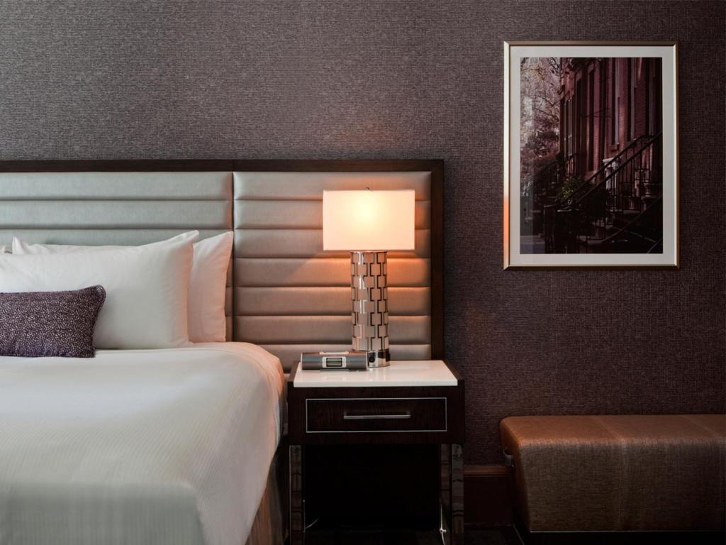 King Room with Roll-In Shower – Disability Access