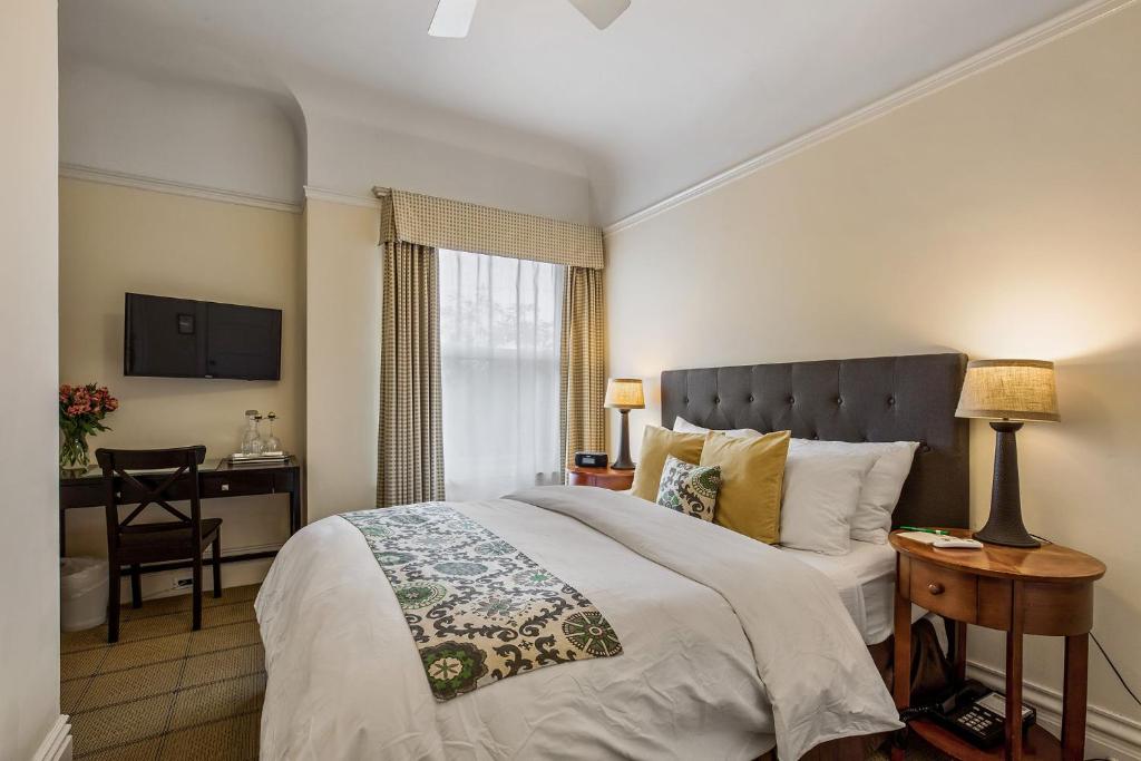 Economy Queen Room with Private Hall Bath