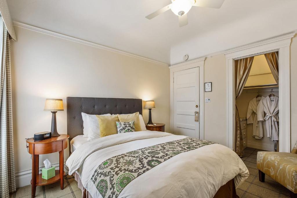 Economy Queen Room with Private Hall Bath