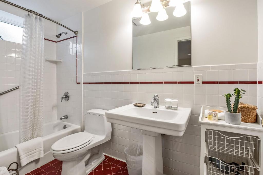 Economy Queen Room with Private Hall Bath