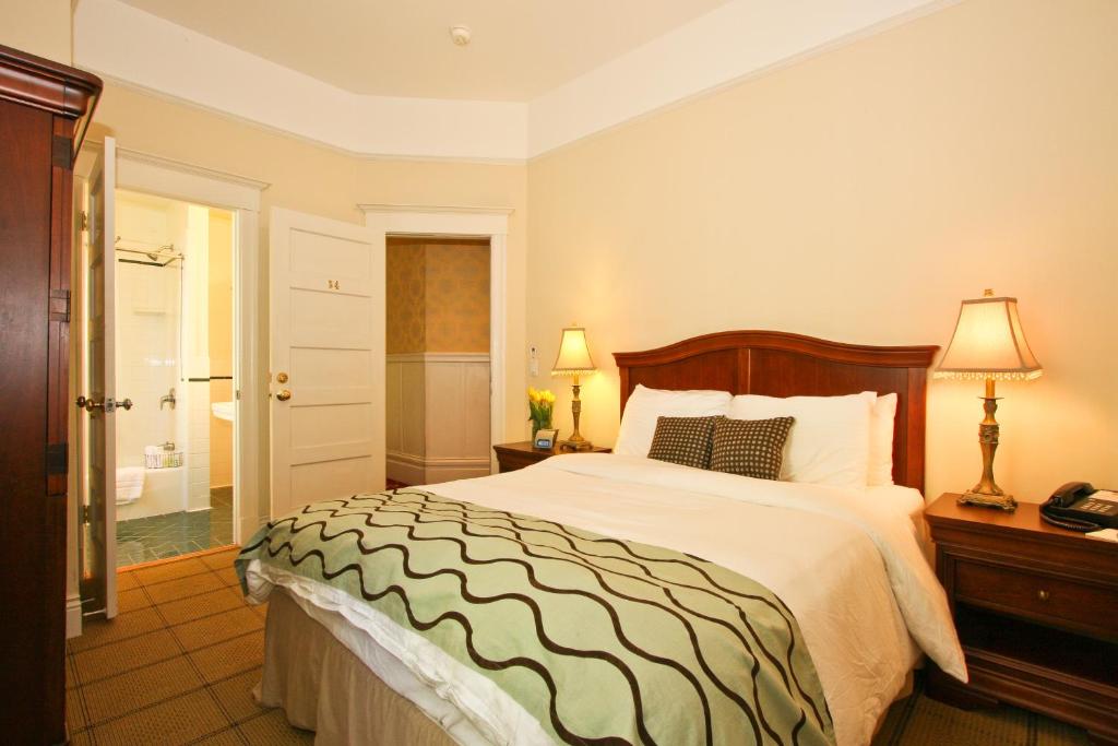 Queen Room with Private Bath