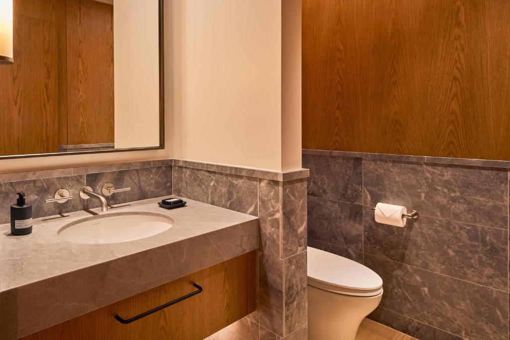 Skyline Corner One Bedroom Suite