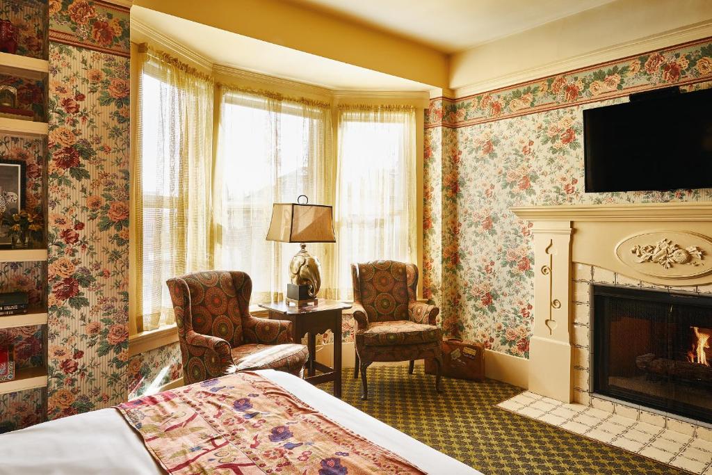 Queen Room with Fireplace