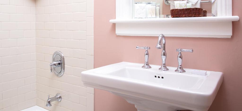 Queen Room with Fireplace