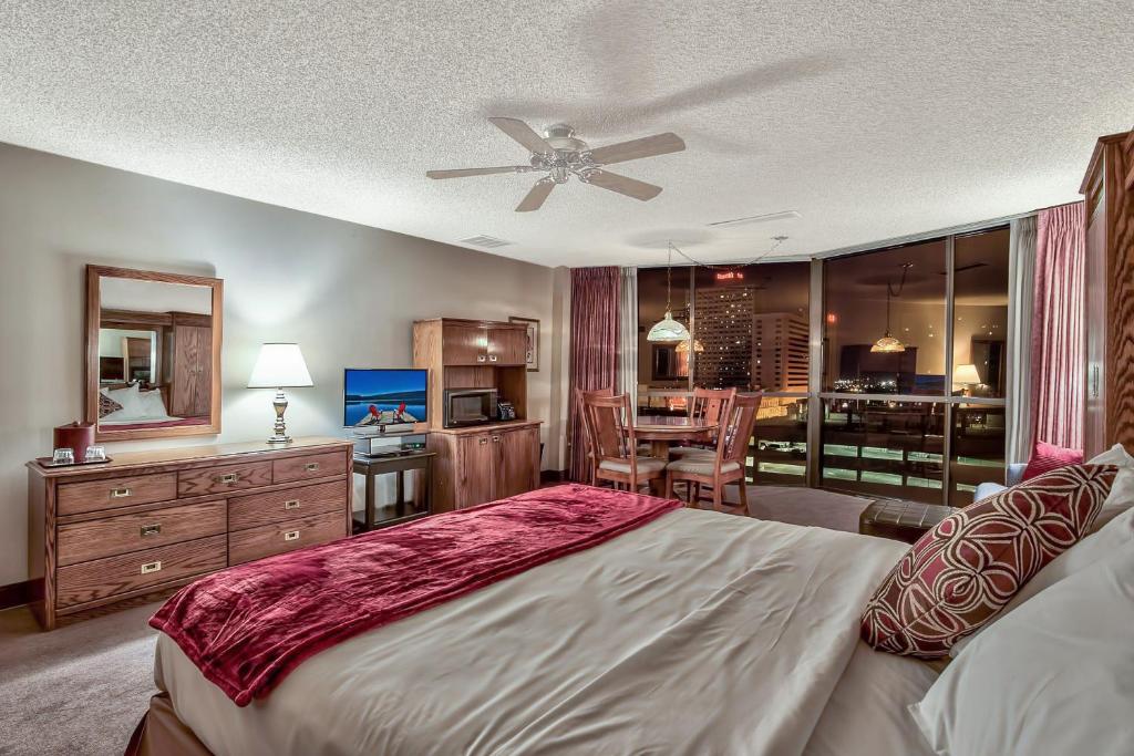 Deluxe King Room – Non-Smoking