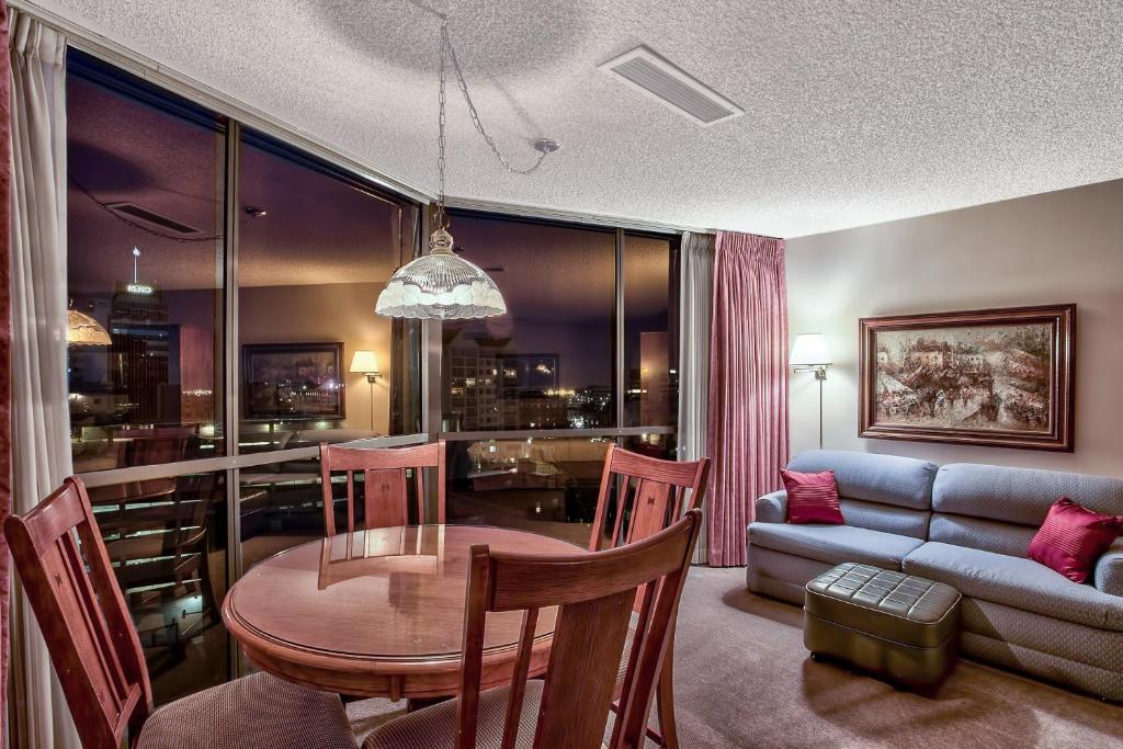 Deluxe King Room – Non-Smoking