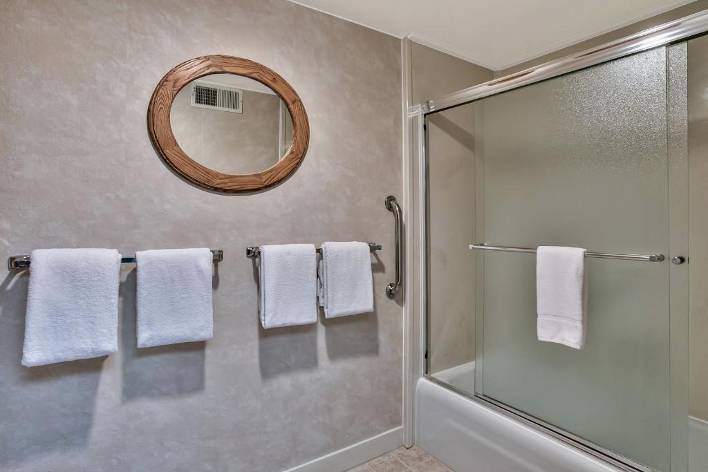 Deluxe Queen Room with Two Queen Beds – Non-Smoking