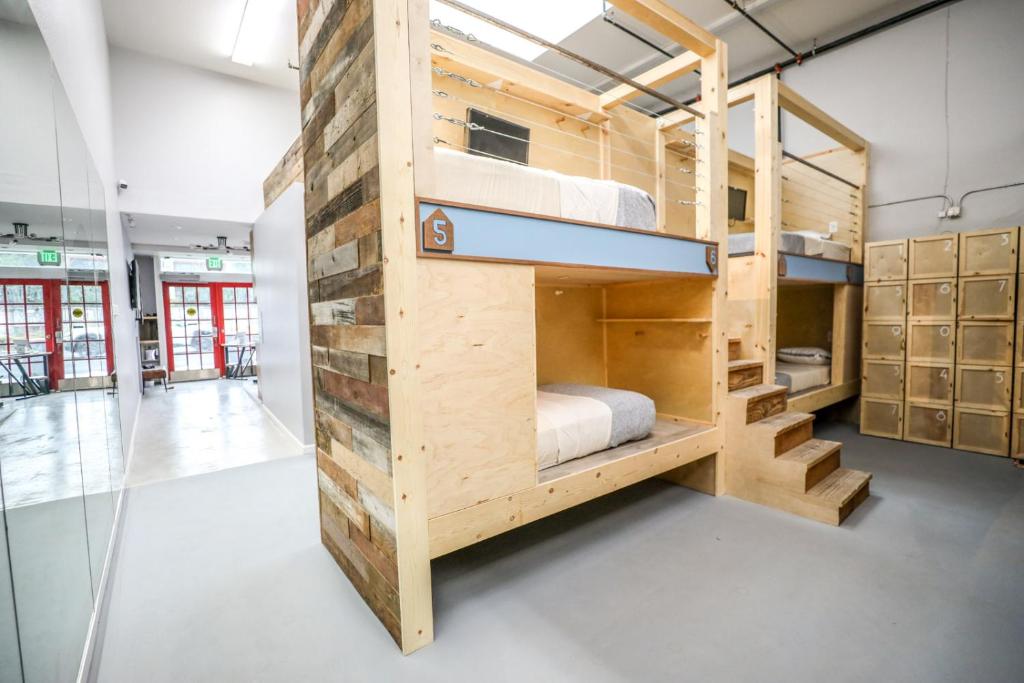 Single Bed in Mixed Dormitory Room