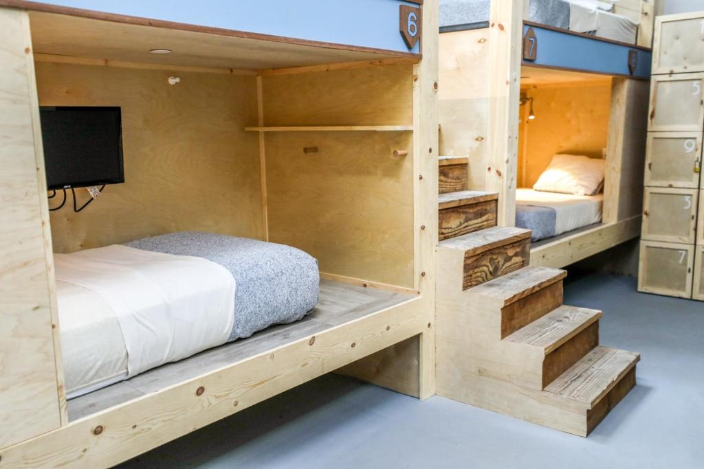 Single Bed in Mixed Dormitory Room