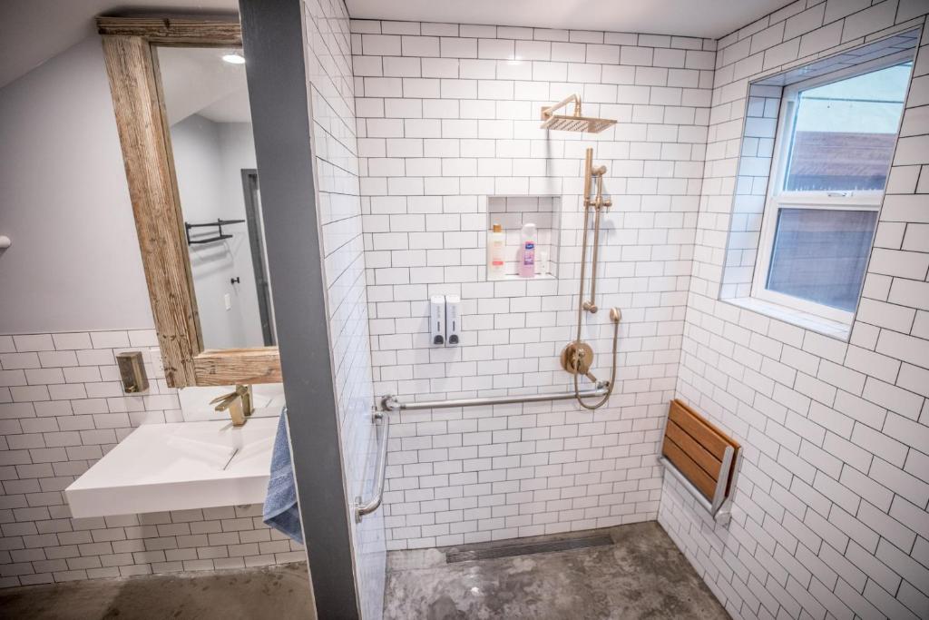 Single Bed in Mixed Dormitory Room