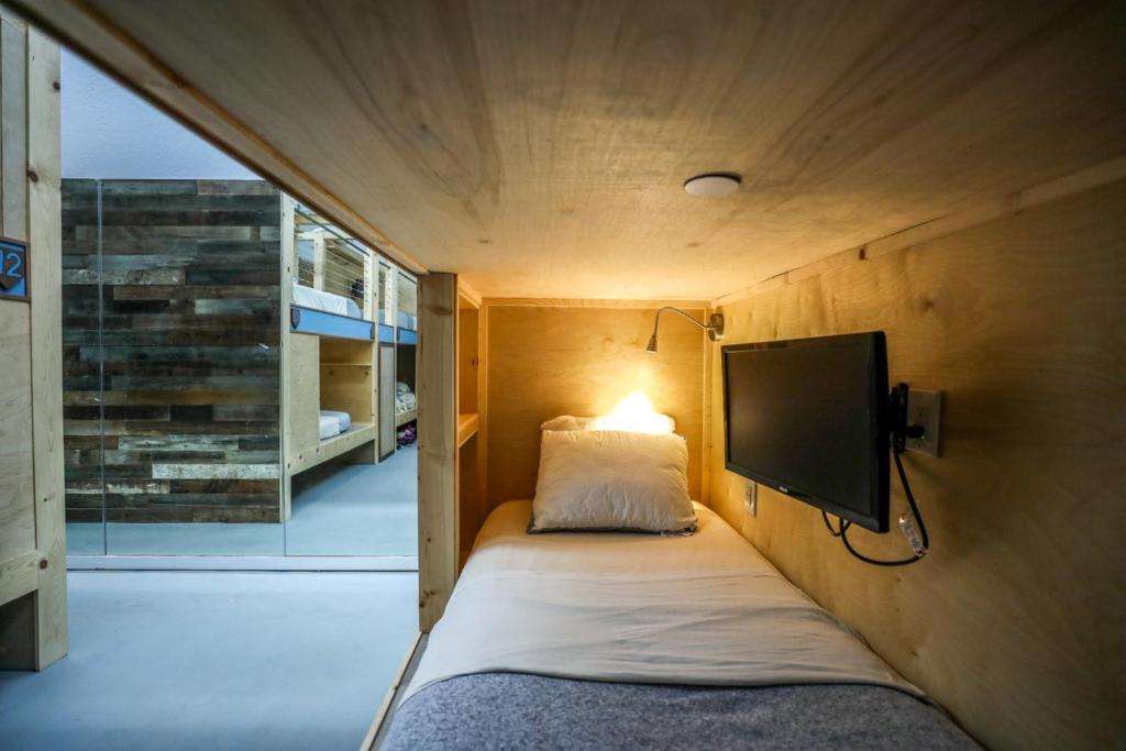 Single Bed in Mixed Dormitory Room