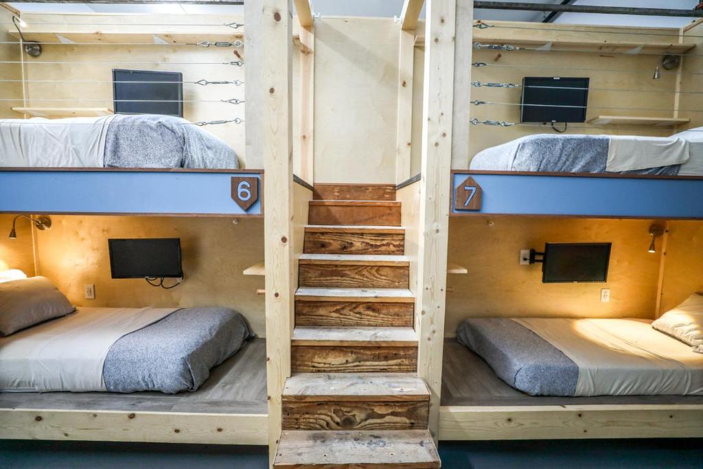 Single Bed in Mixed Dormitory Room