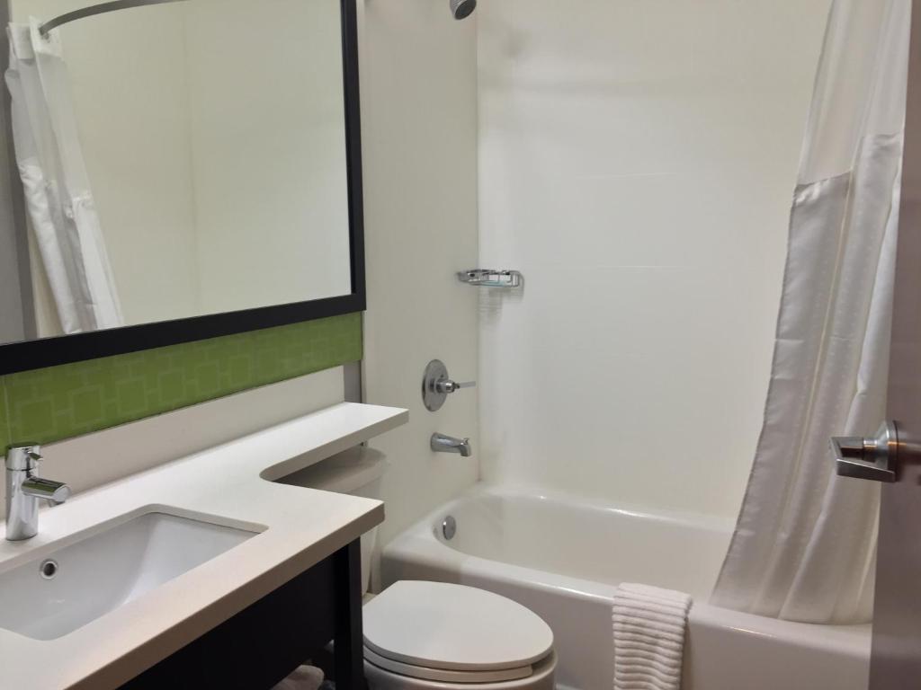 Queen Room with Two Queen Beds – Non-Smoking