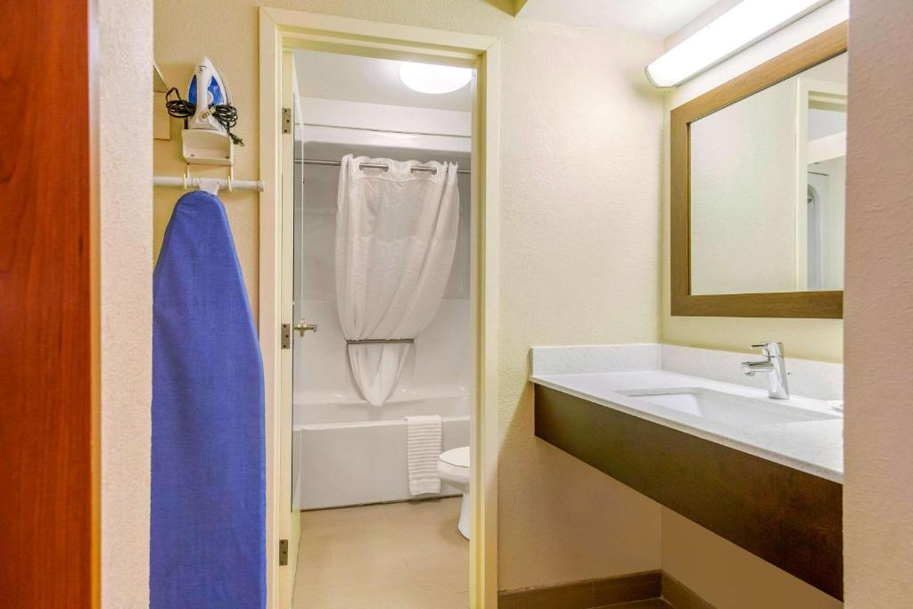 King Suite – Non-Smoking