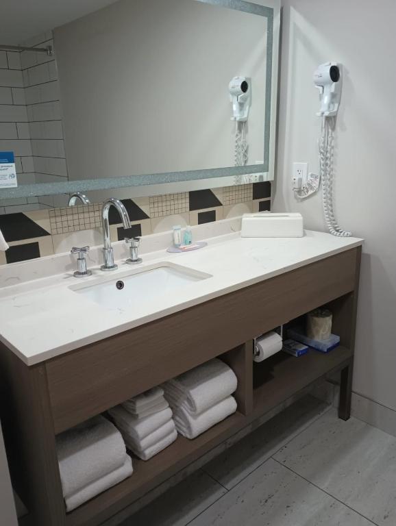 King Room with Partial Ocean View – Non-Smoking