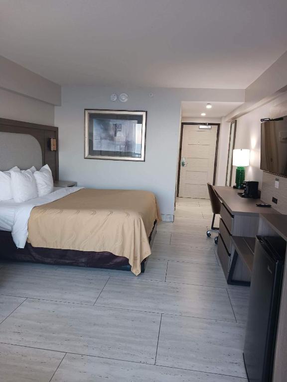 King Room with Partial Ocean View – Non-Smoking