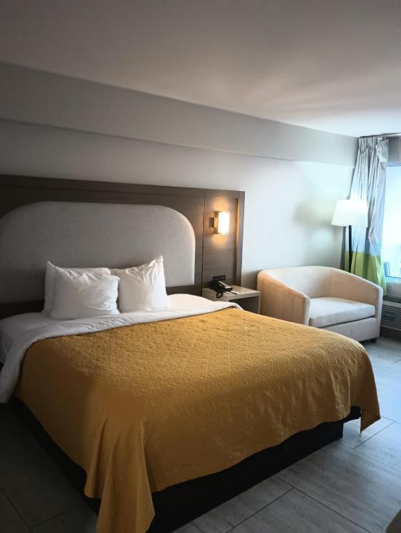 King Room with Partial Ocean View – Non-Smoking