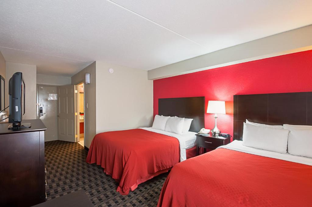 Queen Room with Two Queen Beds – Non-SmokingPet Friendly