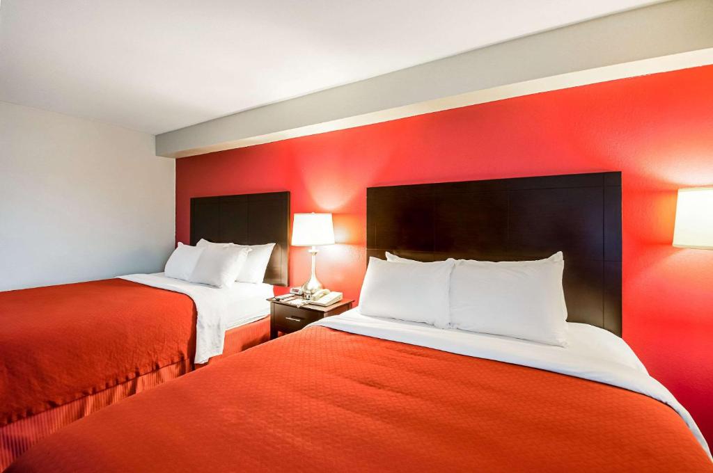 Queen Room with Two Queen Beds – Non-SmokingPet Friendly