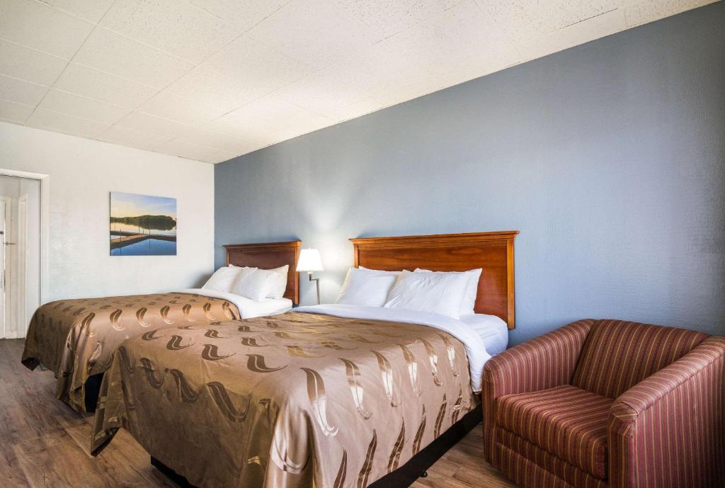 Queen Room with Two Queen Beds Lake Front – Non SmokingTop Floor