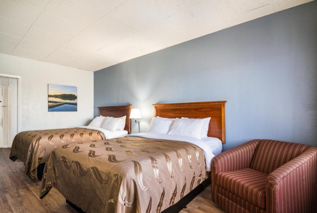 Queen Room with Two Queen Beds Lake Front – Non SmokingTop Floor