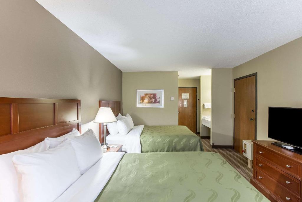 Queen Room with Two Queen Beds – Non-Smoking