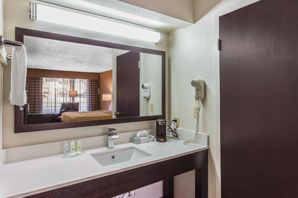 Queen Room with Two Queen Beds – Non-Smoking