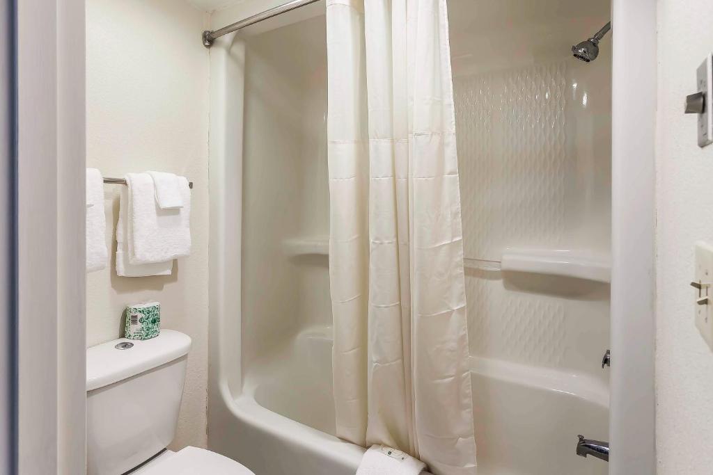 Queen Room with Two Queen Beds – Non-Smoking