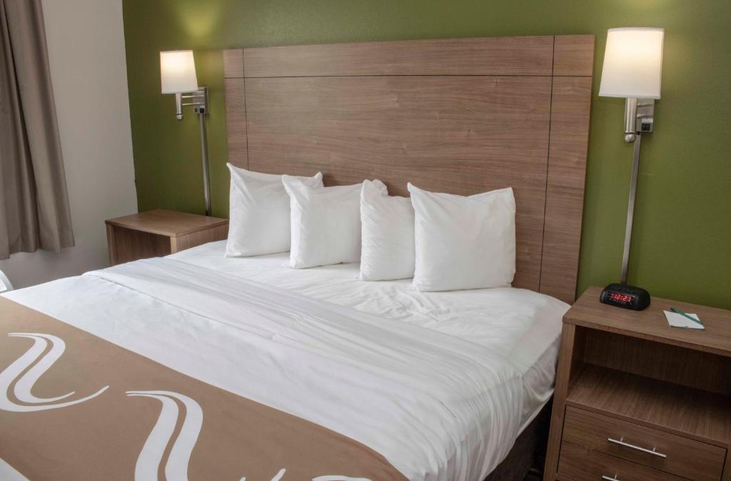 King Suite – Non-Smoking