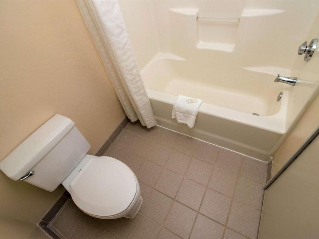 Queen Suite with Two Queen Beds – Non-Smoking