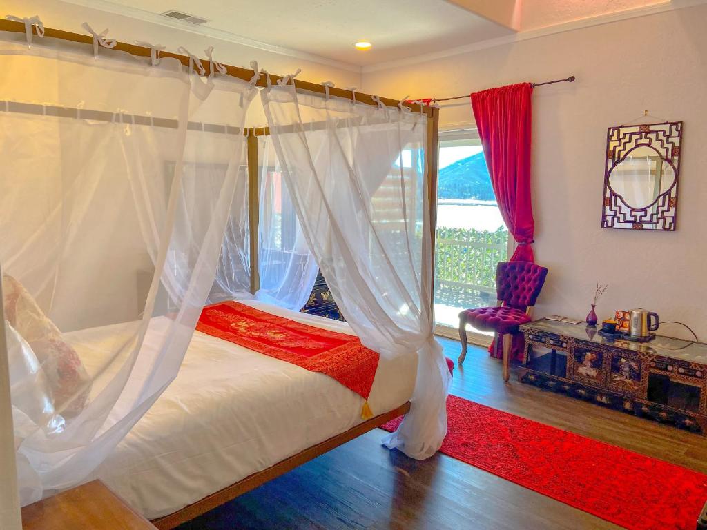 Suite with Lake View