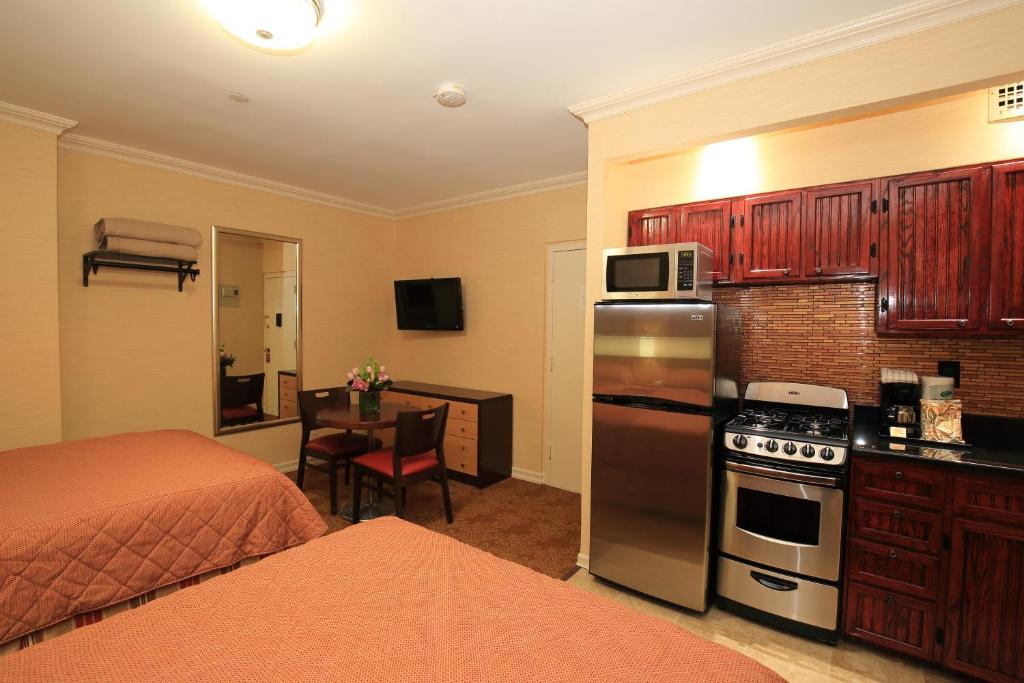 Deluxe Studio with Two Double Beds