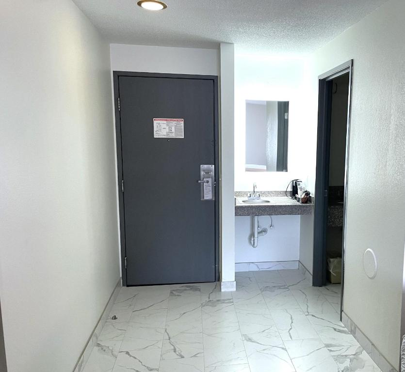 Queen Room – Non-Smoking