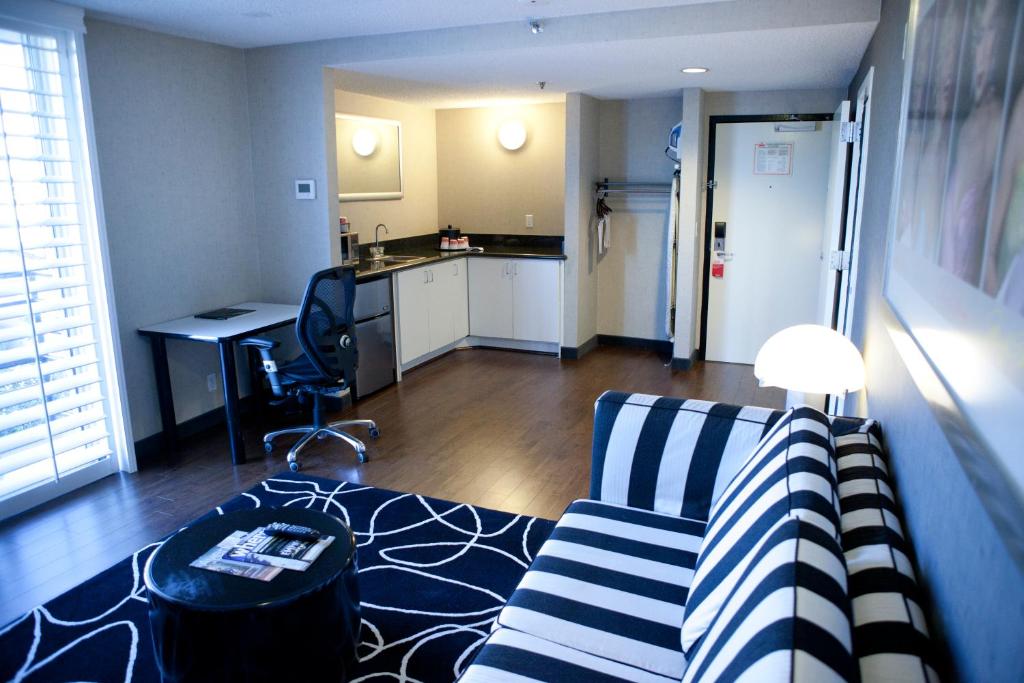 One-Bedroom Suite with Two Double Beds – Non-Smoking