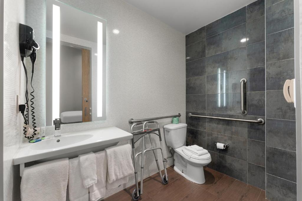 1 Queen Bed Accessible Non Smoking