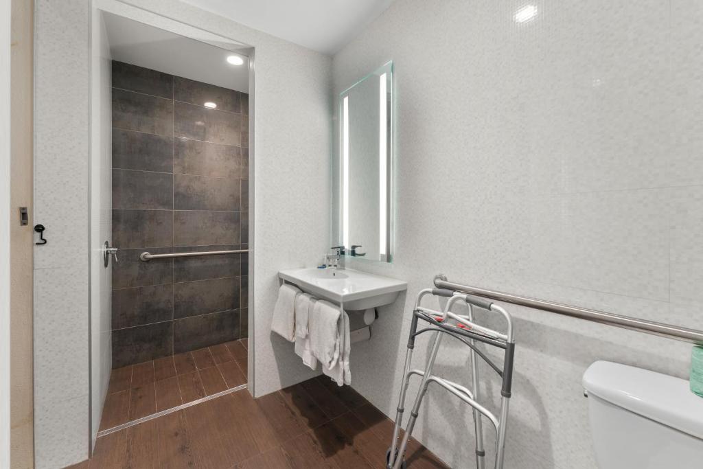 1 Queen Bed Accessible Non Smoking